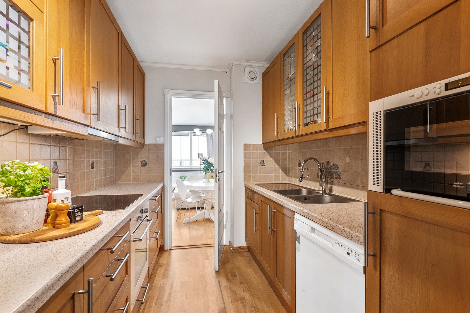 Kjøkken er tilknyttet stuen, men kan lukkes med dør. Galleribilde