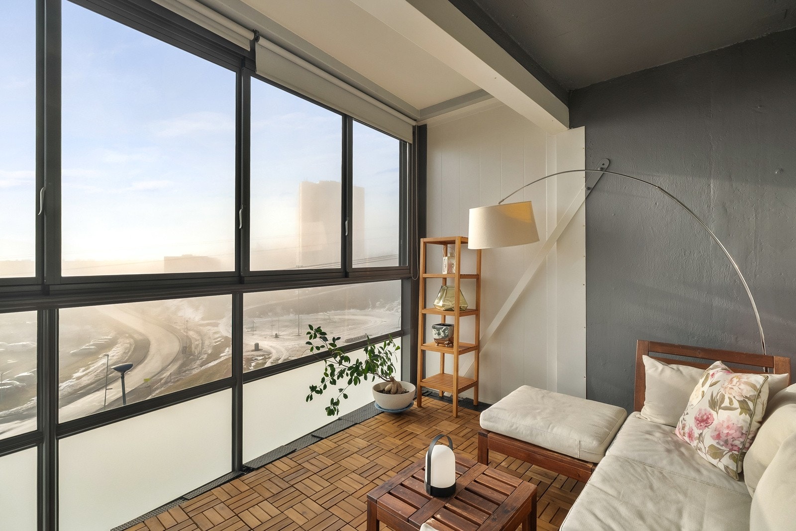 Fra stuen er det utgang til en innglasset balkong. Galleribilde