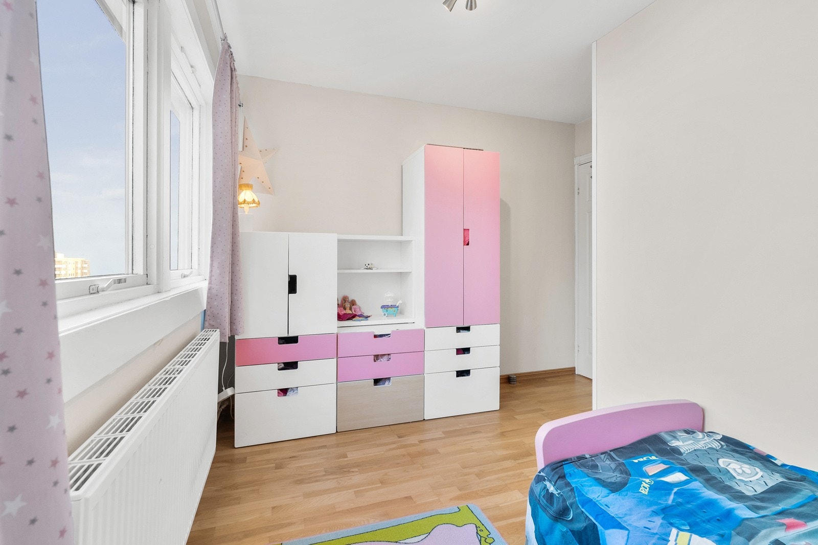 Dette soverommet er etablert ved å sette opp en lettvegg mot kjøkken. Her var det opprinnelig spiseplass. Galleribilde