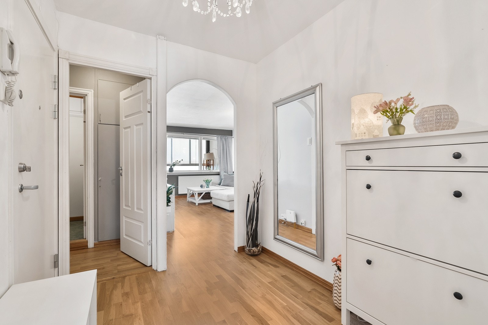 Entreen har parkettgulv, lysmalte, glatte vegger og listefri, hvitmalt himling ? en stil som går igjen i de fleste rom. Galleribilde