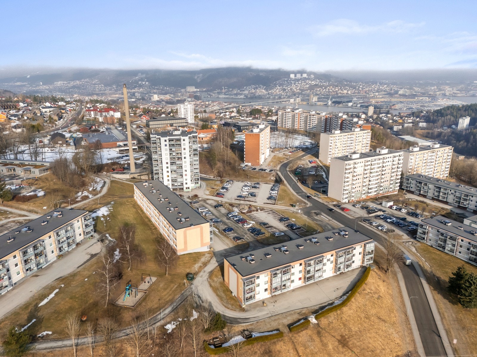 Området har god utsikt over byen og fjorden. Nærhet til natur og byens fasiliteter. Galleribilde