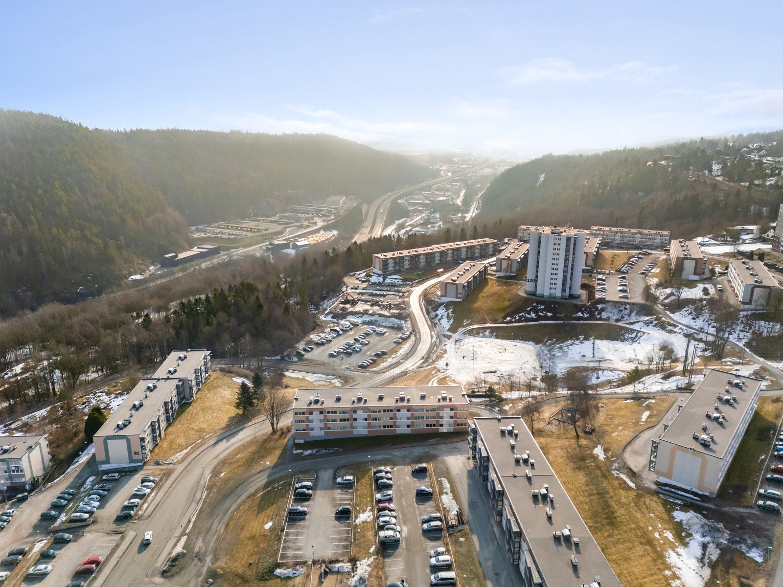 Fellesarealene utenfor har store gressplener, frodig beplantning, lekeplass til glede for de minste Galleribilde