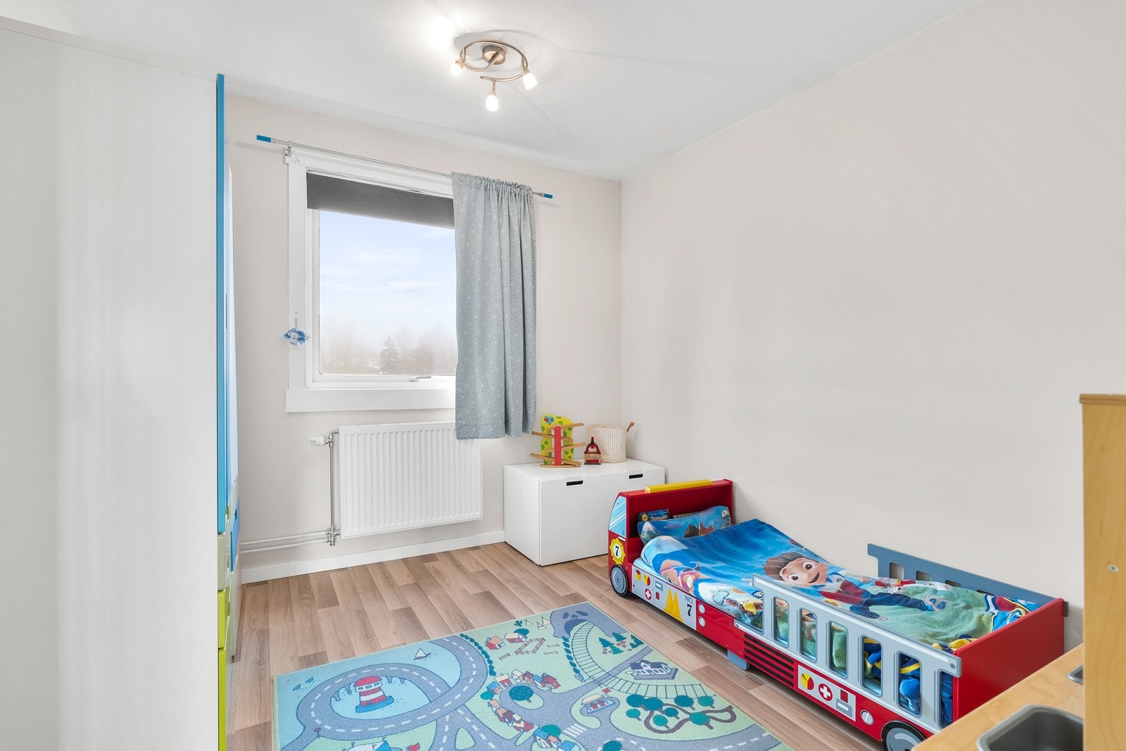 Hovedsoverommet er vendt mot sydøst og de to andre med vinduer mot nordvest. Galleribilde