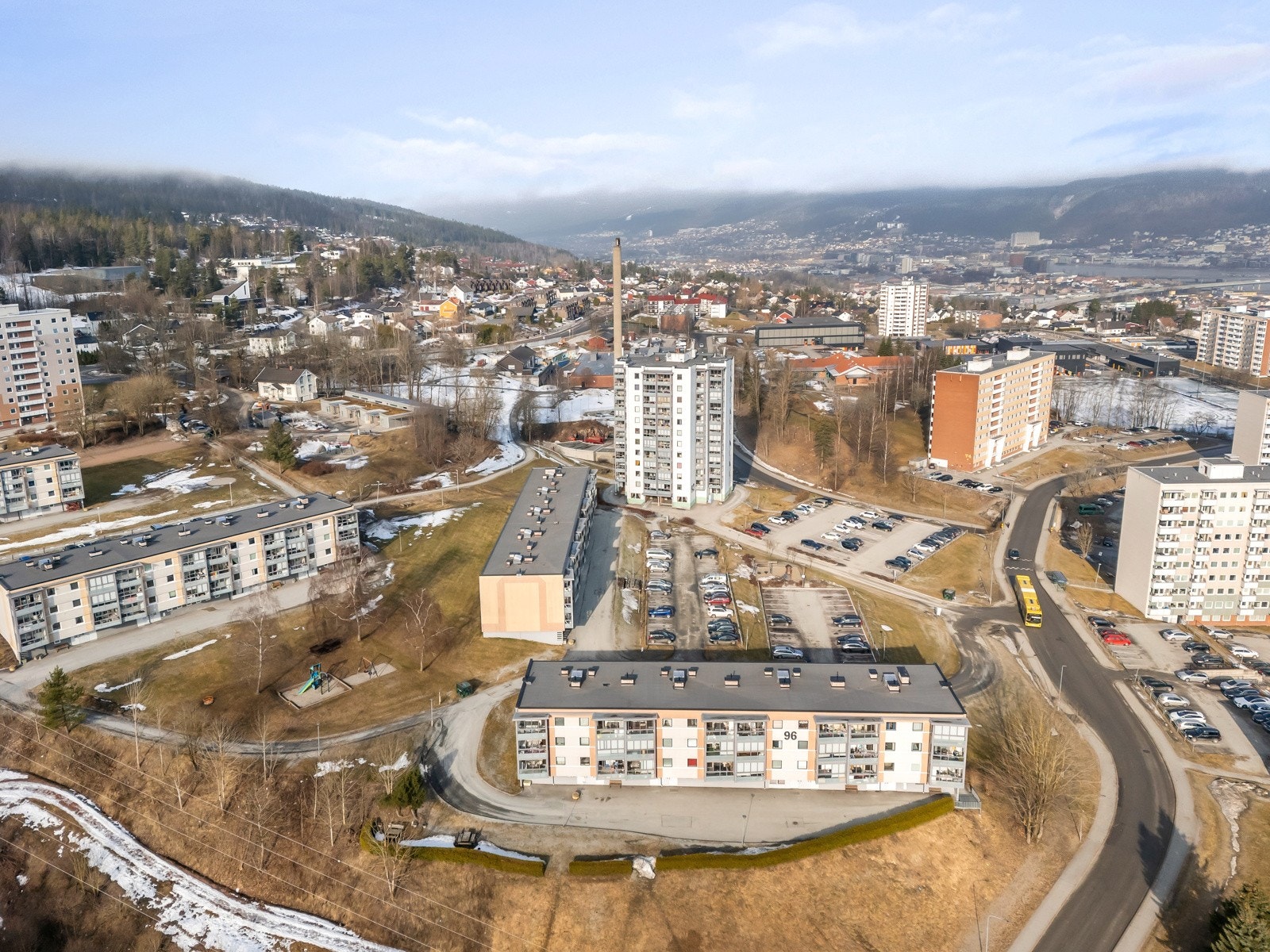 Området byr på fine grøntområder, og for familier er det en trygghet å vite at det er kort vei til skoler og barnehager. Galleribilde