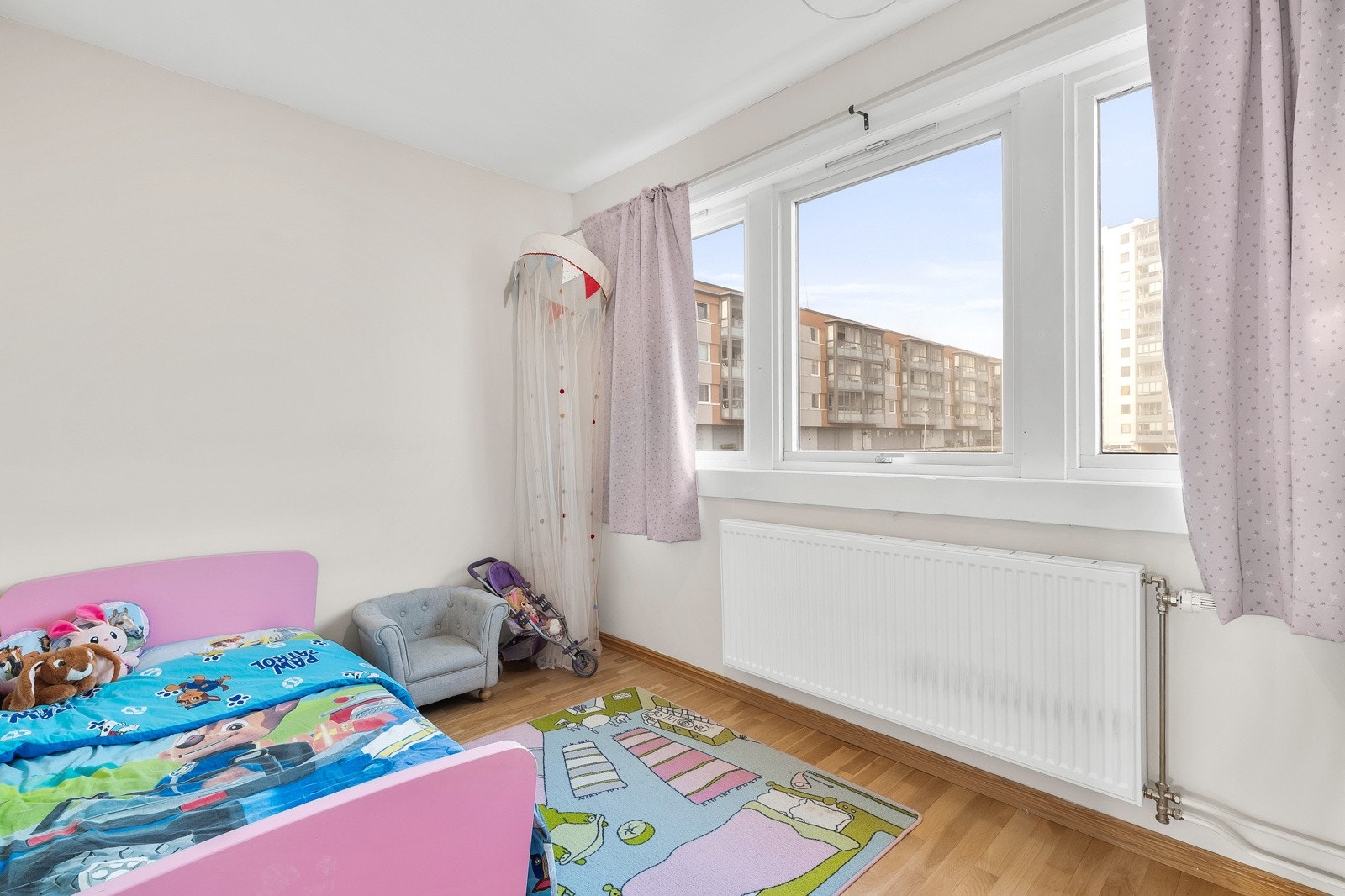 Det er laminatgulv på hovedsoverommet og det minste soverommet, mens det tredje har parkettgulv Galleribilde