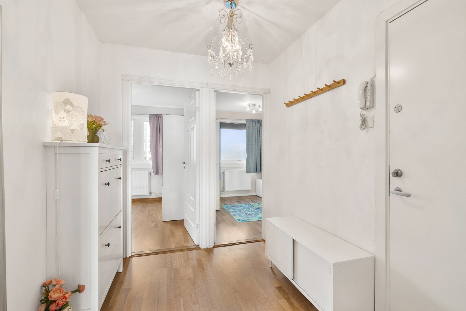 Velkommen inn i en lys og gjennomgående leilighet med familievennlig planløsning, luftige rom, pent fargevalg og nyere innerdører. Galleribilde