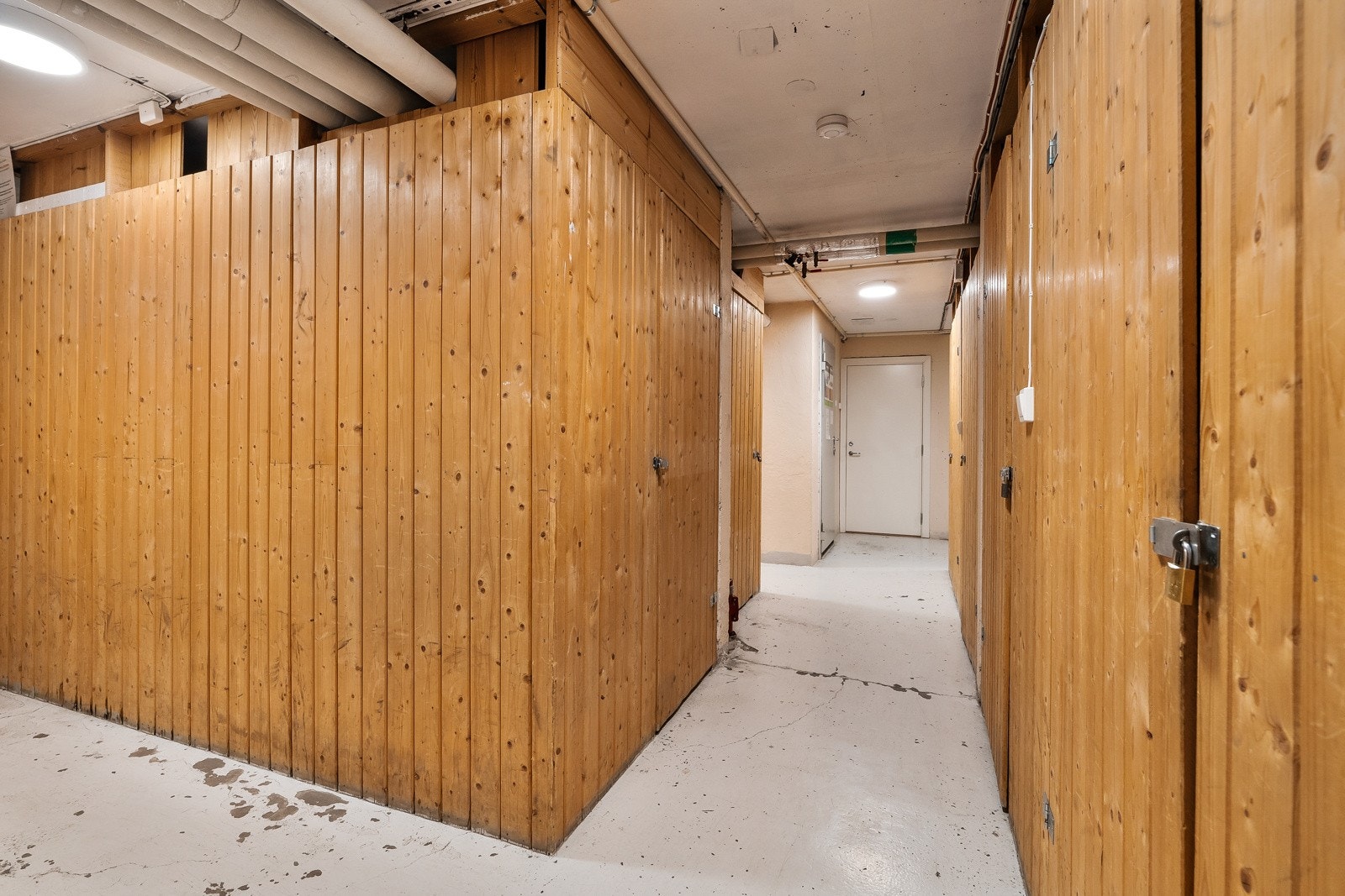 Det er tette kjellerboder, som hinder innsyn. Galleribilde