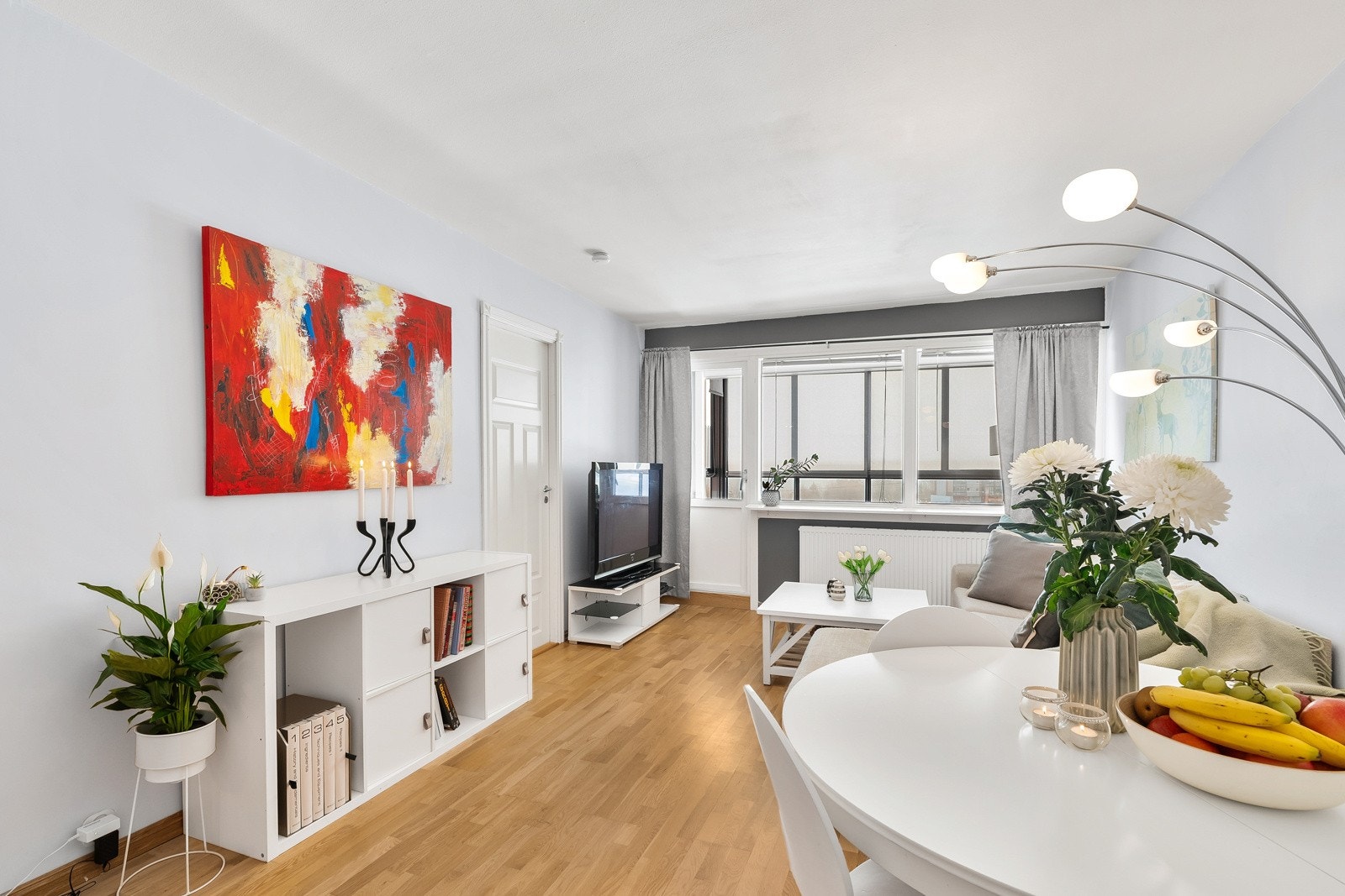 Stuen har direkte inngang til et tilbaketrukket kjøkken og utgang til innglasset balkong Galleribilde