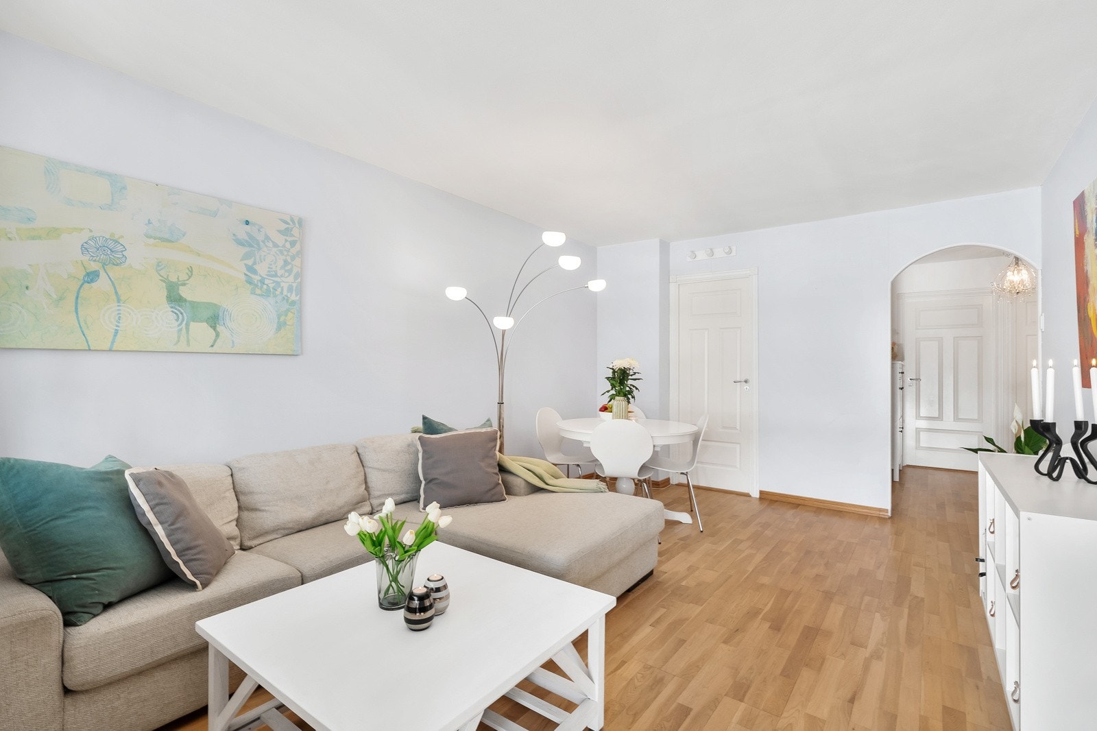 Stuen er lys og trivelig med bueåpning mot gangen, Galleribilde