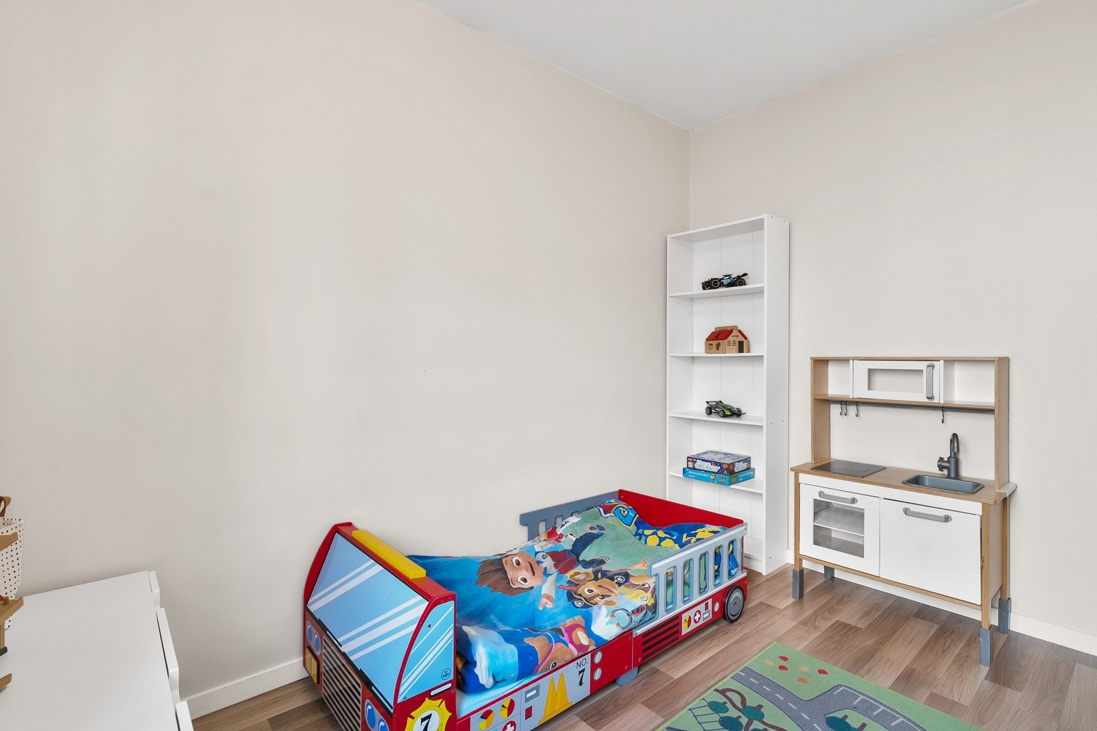 Hovedsoverommet er malt i pene blåfarger, mens de to andre er lysmalte. Galleribilde