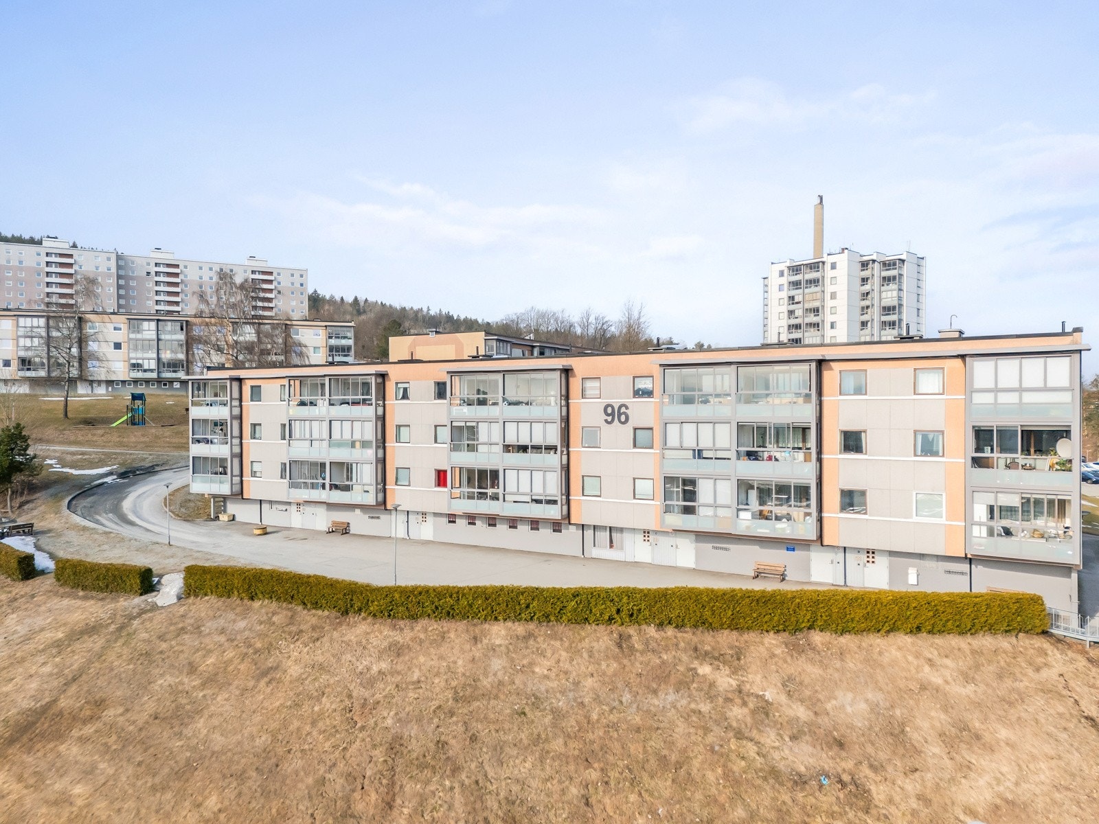 Med en leilighet her får du en kombinasjon av det rolige livet litt utenfor bykjernen, samtidig som du har nærhet til alt Drammen har å by på av kulturtilbud, shopping og serveringssteder. Galleribilde