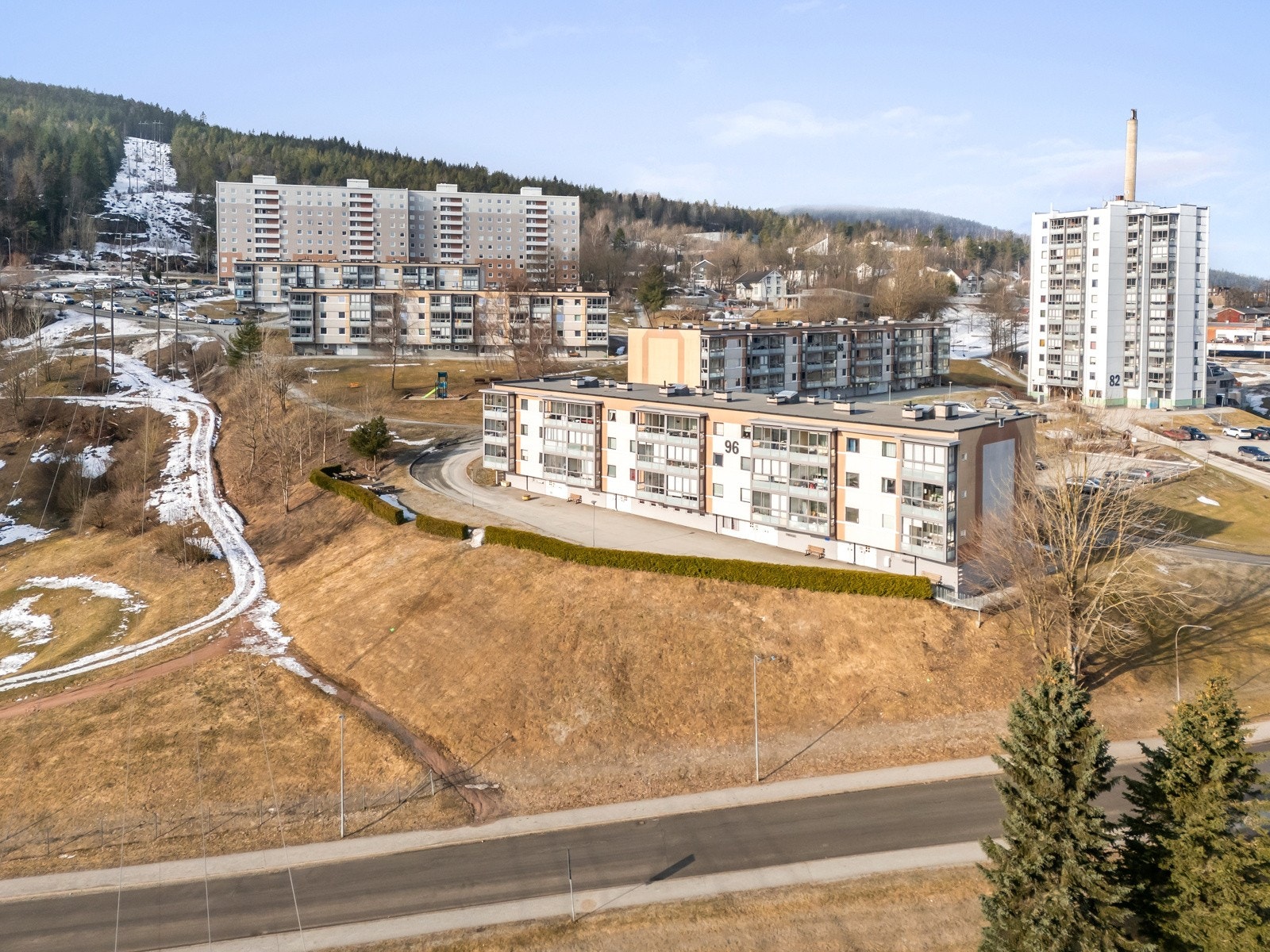 Fra stuen er det utgang til en innglasset balkong på ca. 9 kvm med vidt utsyn over området med skog og mark rundt om. Galleribilde