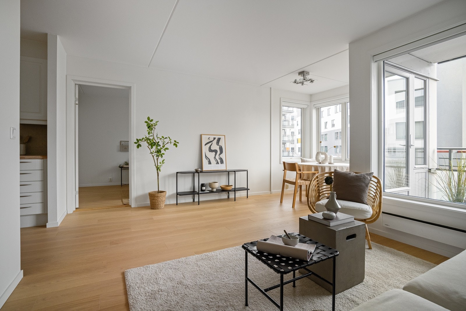 Moderne standard med 1-stavs eikeparkett på gulv, og helsparklede malte overflater.. Galleribilde
