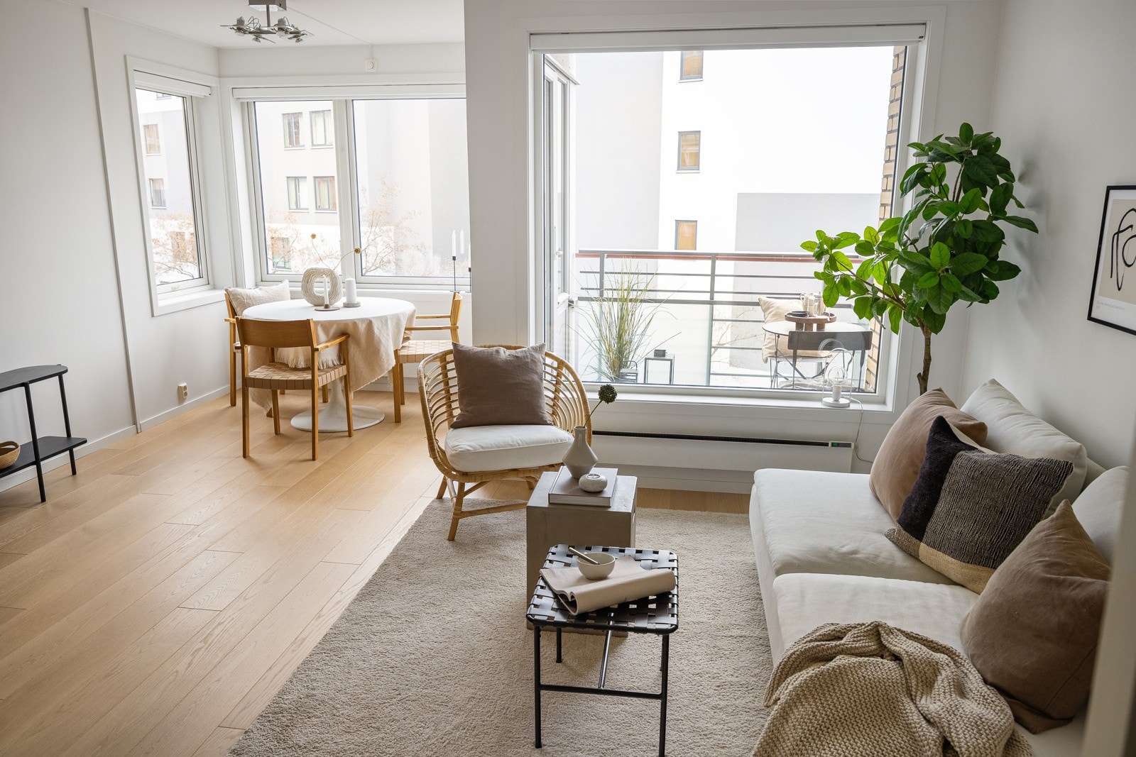 Stue med god plass til både sofa og spisebord. Galleribilde