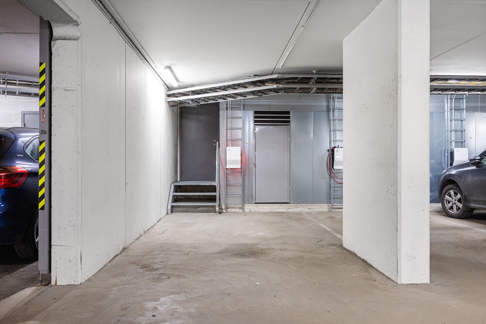 Romslig garasjeplass med privat bod i bakkant. Galleribilde