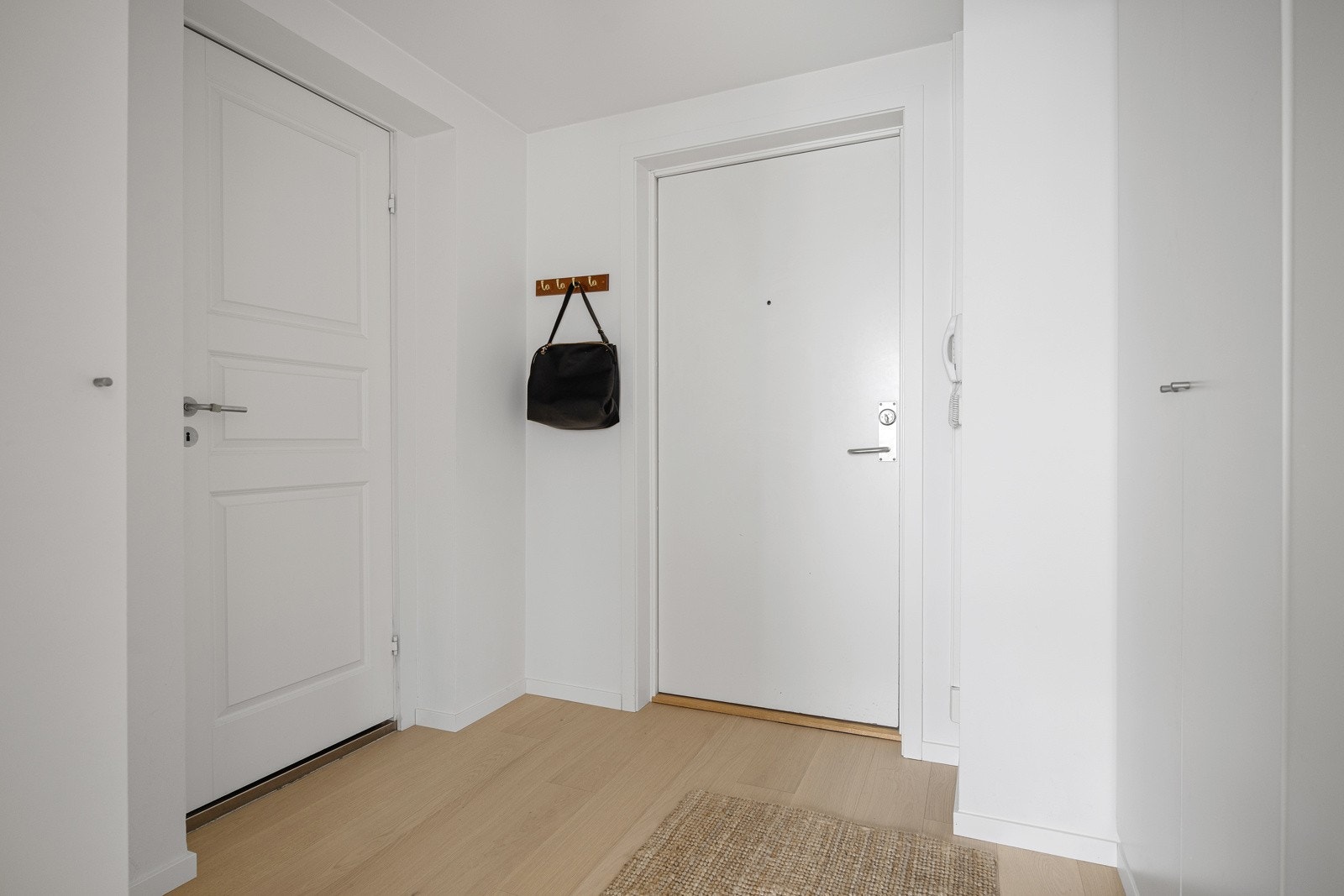 Entré med garderobeskap. Galleribilde
