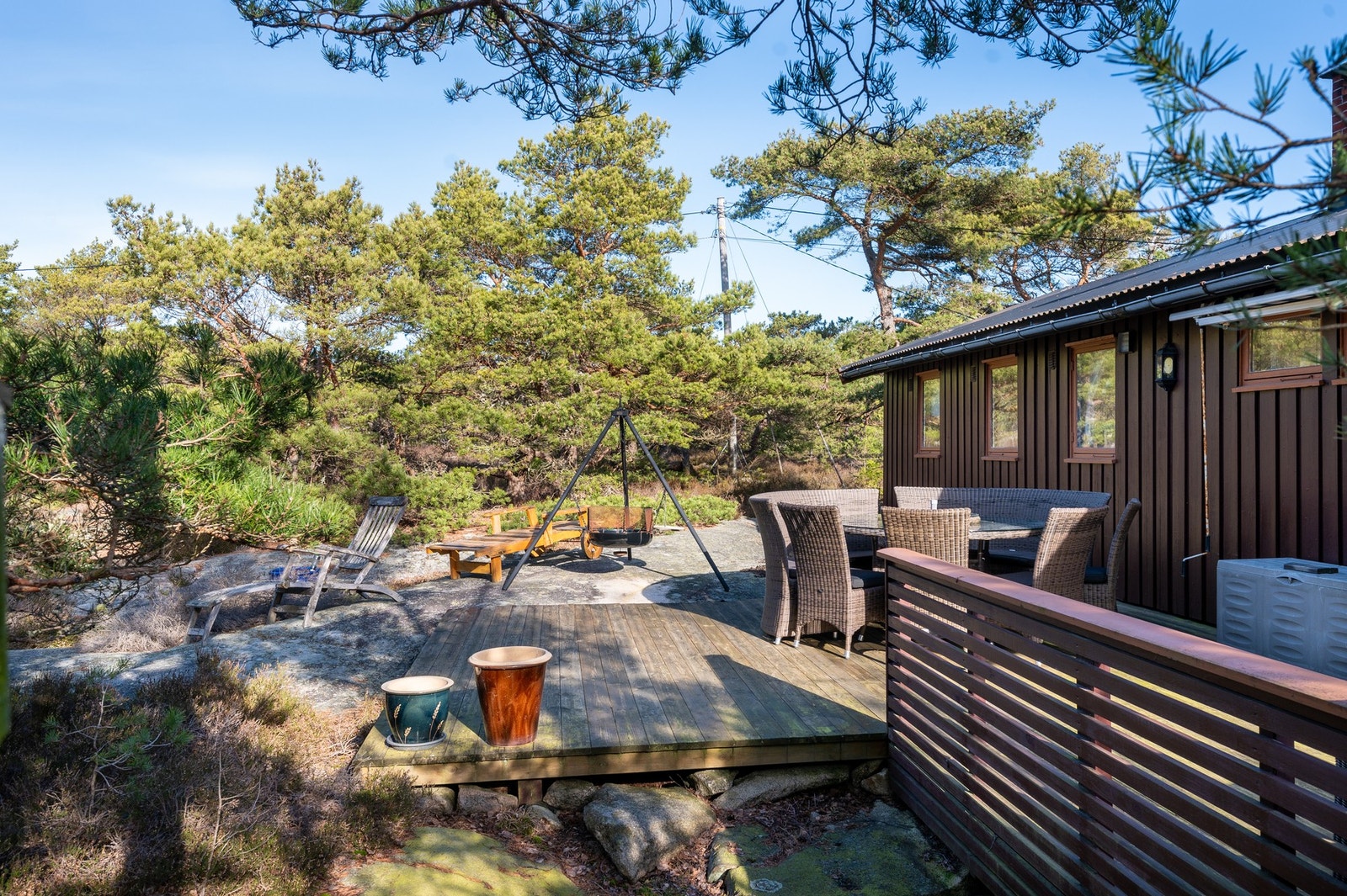 Solrike uteplasser i form av plattinger, og overbygget veranda Galleribilde