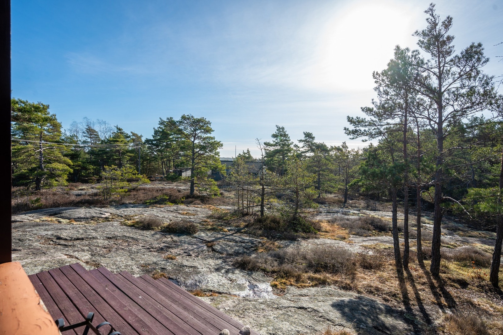 Hytta ligger solrikt og forholdsvis usjenert, tomten preges av fjell i dagen og noe vegetasjon Galleribilde