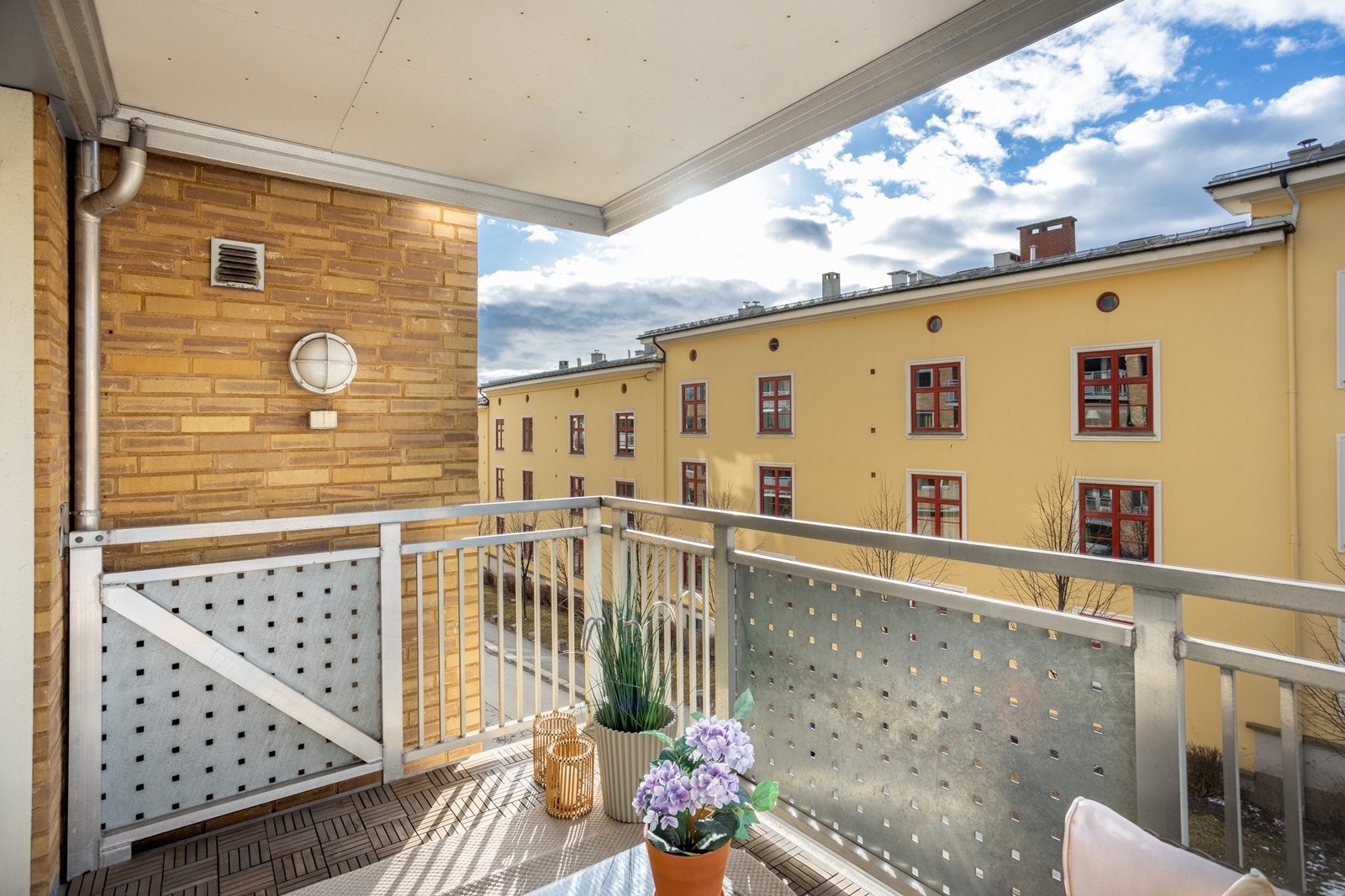 Det er begrenset med direkte innsyn på balkongen Galleribilde