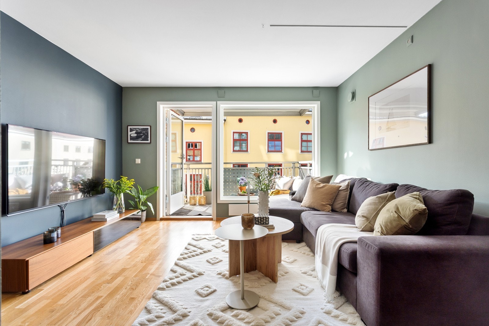 God plass til stor sofagruppe, oppbevaringsmøbler og spisebord i stuen Galleribilde