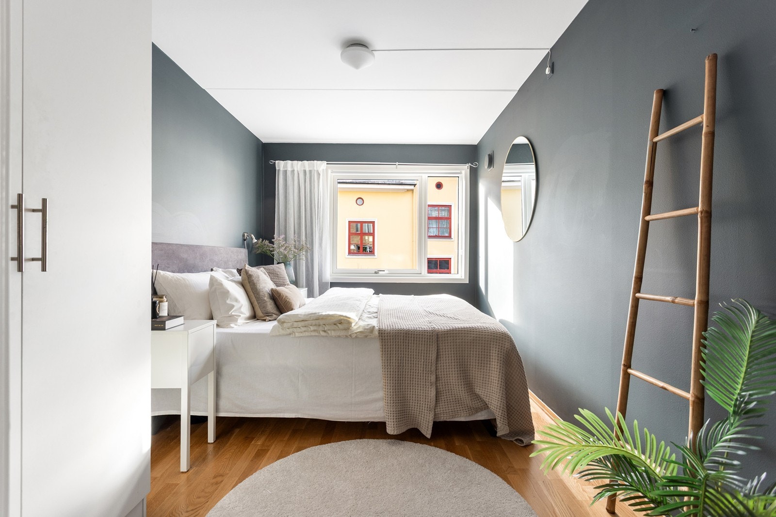 Meget romslig hovedsoverom med god plass til dobbeltseng og garderobe Galleribilde