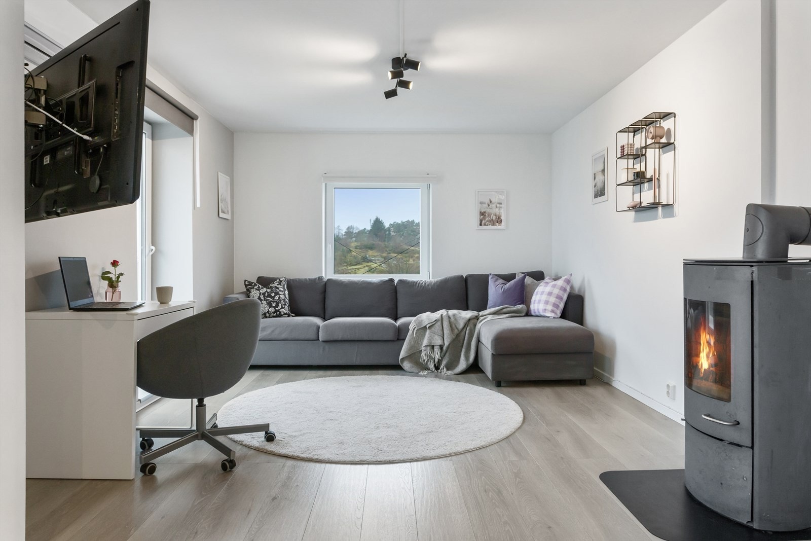 Flott peisovn kan stå for varme og hygge. Det foreligger i dag fyringsforbud på pipe. Ildsted kan ikke brukes før skorsteinen er innvendig foret. Galleribilde