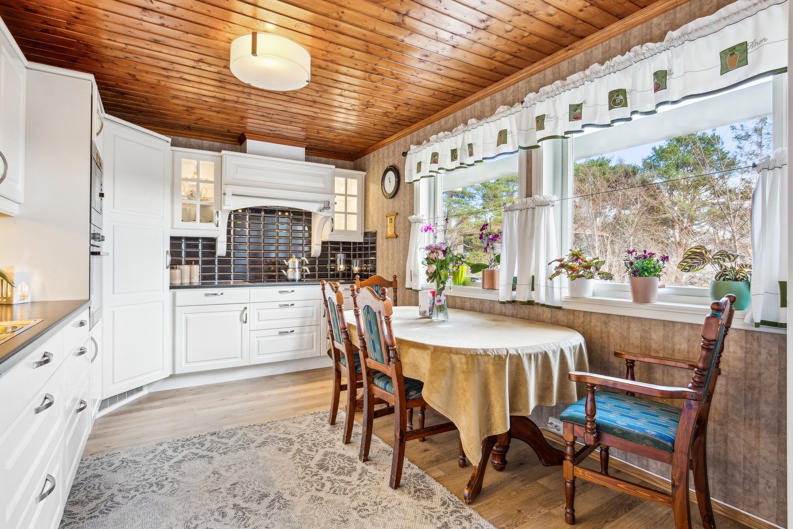 God plass til spisebord Galleribilde