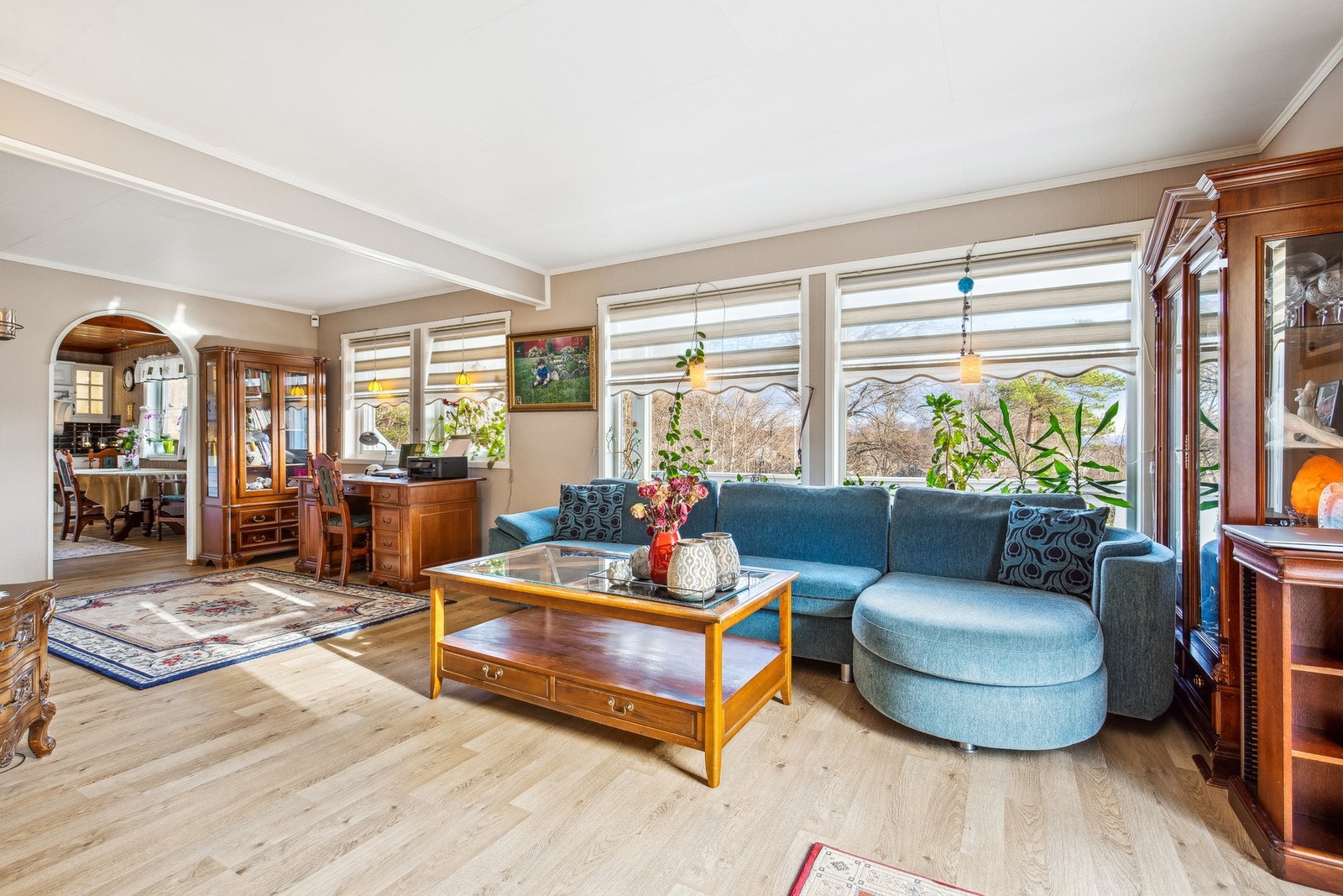 Stuen har store vindusflater som gir godt med lysinnslipp Galleribilde