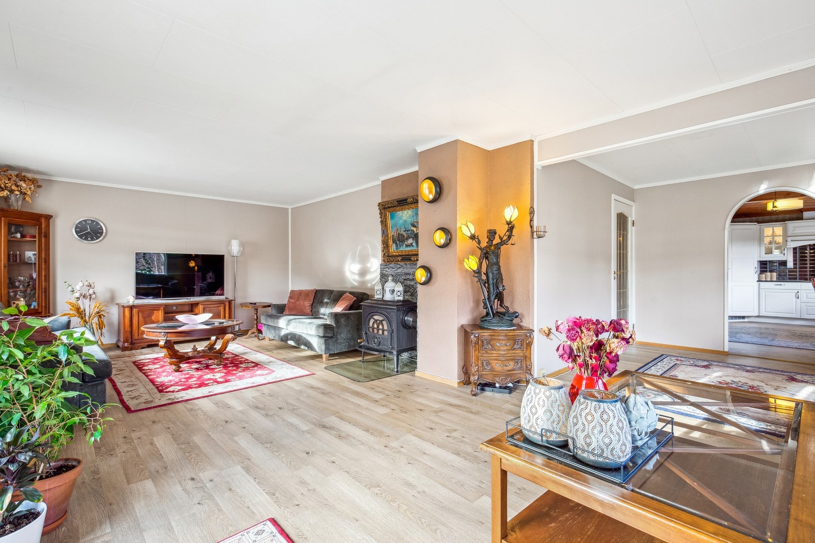 Romslig stue og en komfortabel lounge. Perfekt for sosiale sammenkomster og avslapning. Galleribilde