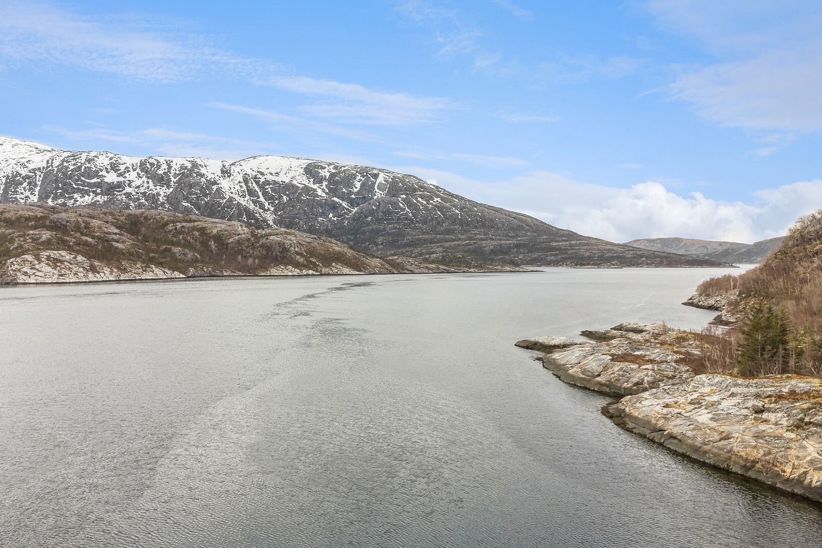 Dronebilde av nærområdet en fin dag i mars Galleribilde