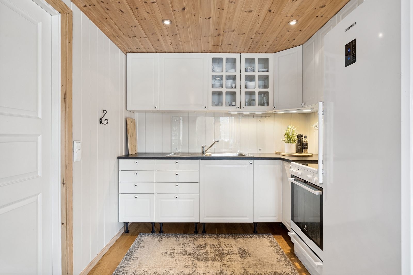 Lyst og innbydende kjøkken med alt du trenger for å lage gode måltider Galleribilde