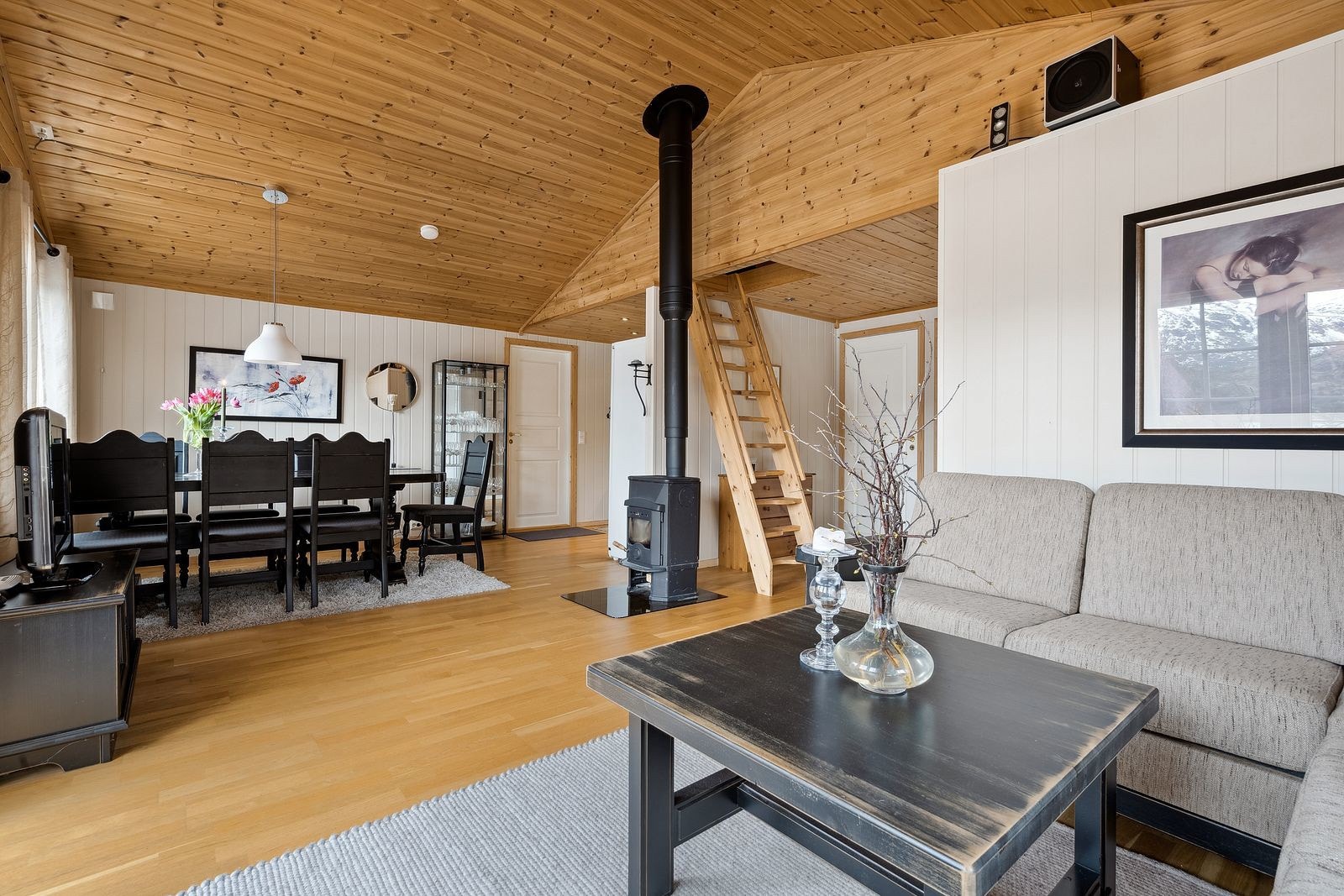 Koselig stue med store vindusflater - Adkoms til hems fra stuedel Galleribilde