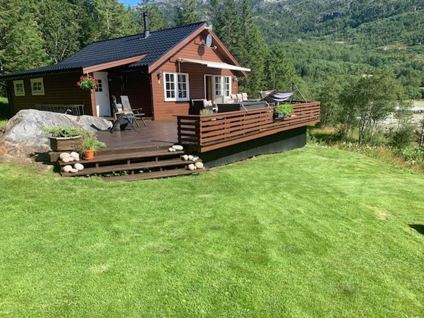 Stor gressplen som klippes av robot-plenklipper - Denne følger med i handelen Galleribilde