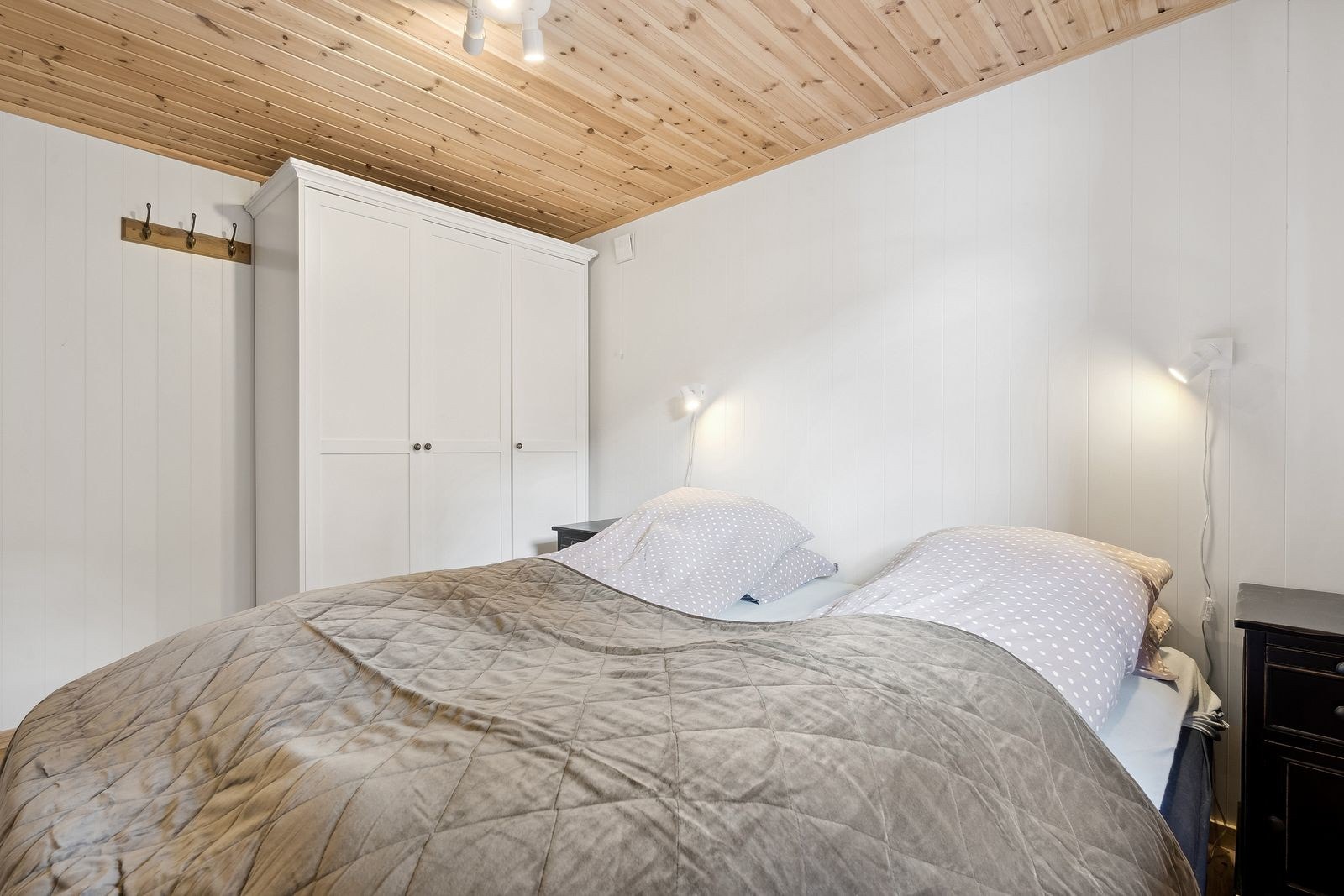 Begge soverommene har garderobeskap for oppbevaring Galleribilde