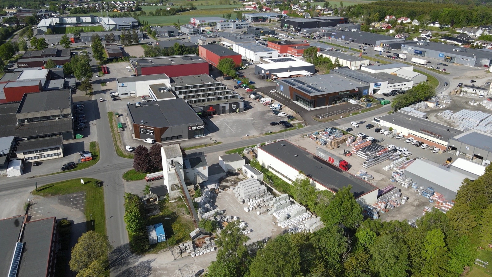 Tomten i dag - Med utsikt over Pindsle Handelspark Galleribilde
