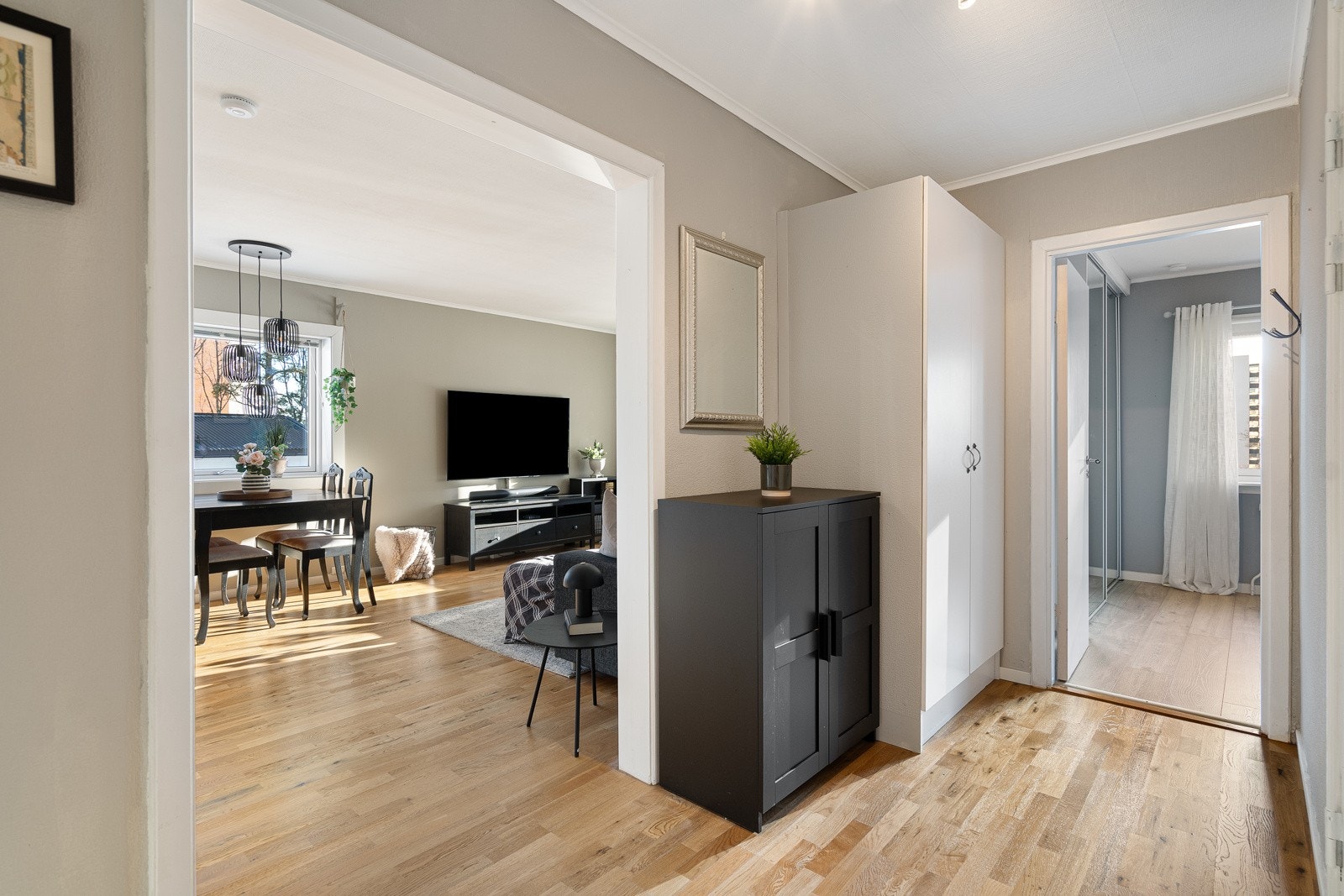 Romslig hall med garderobeplass Galleribilde
