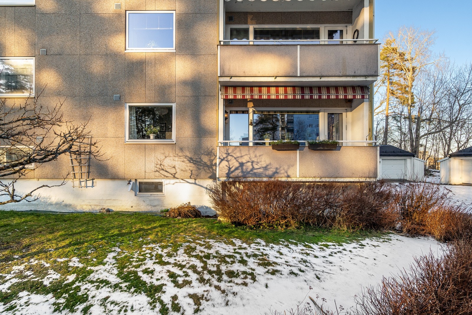 Lys hjørneleilighet med solrik balkong Galleribilde