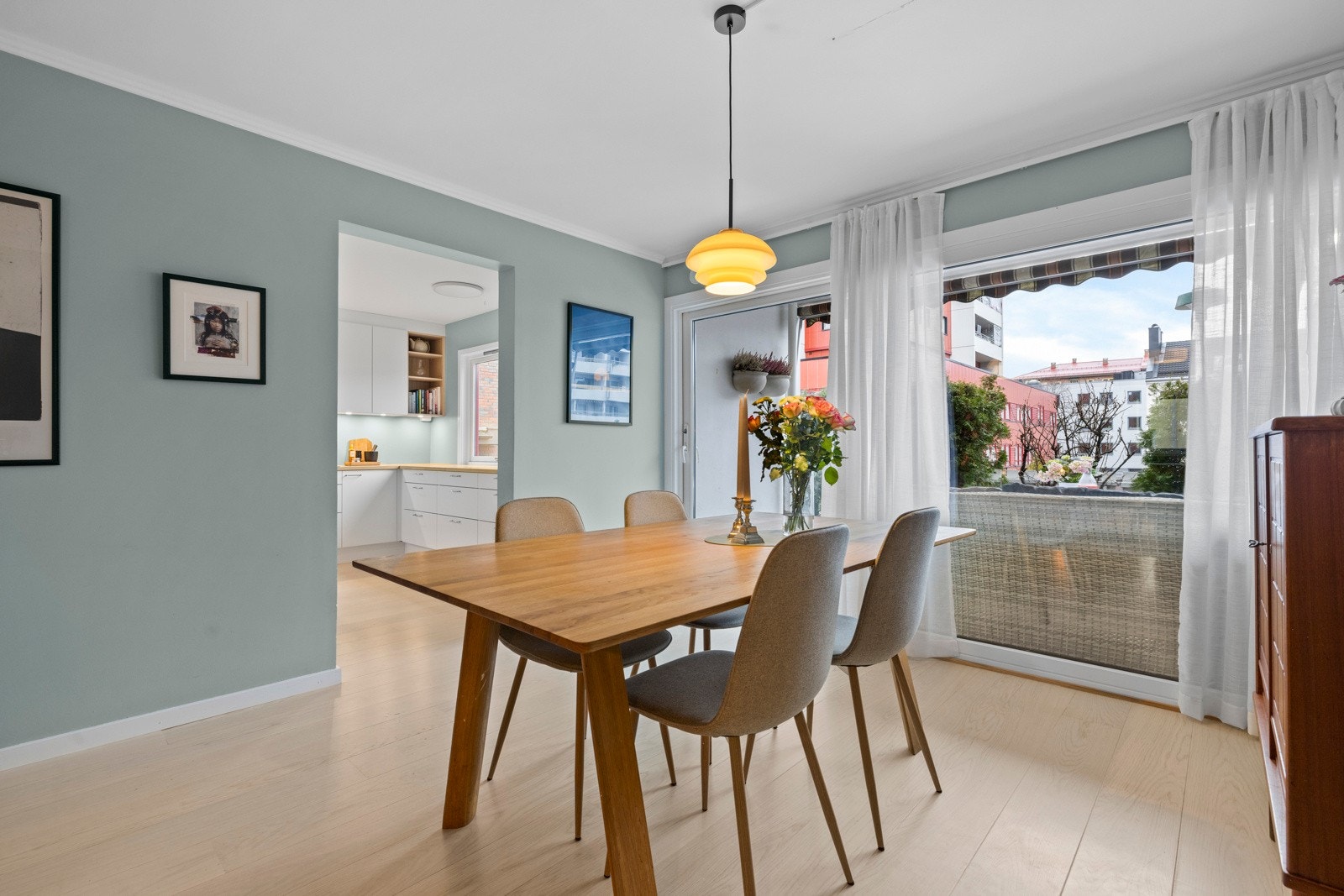 Meget pen 4-roms over 2 plan, terrasse og hage, lekkert bad og kjøkken, garasjeplass m/lader, vv. ink. heis, barnevennlig Galleribilde