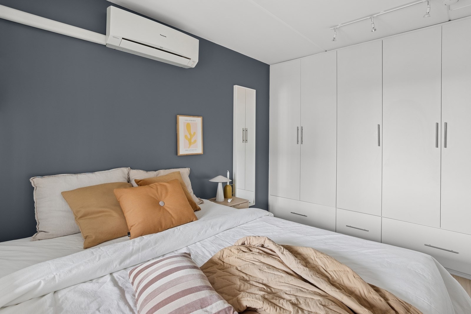 Det største soverommet har plass til dobbeltseng og stor garderoberekke. Galleribilde