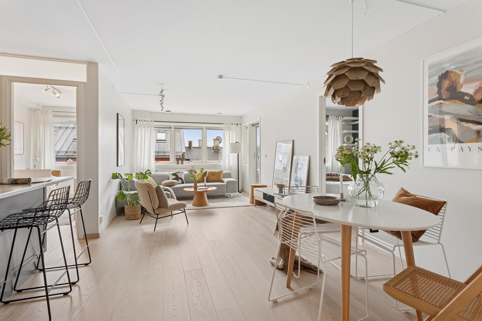 Videre kommer man inn til leilighetens stue og kjøkken som ligger i åpen, sosial løsning. Galleribilde