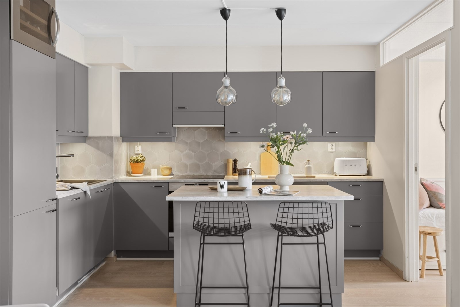 Det er integrert kjøl/fryseskap, oppvaskmaskin, induksjonstopp, vinskap, stekeovn og det er installert vannstoppsystem. Galleribilde