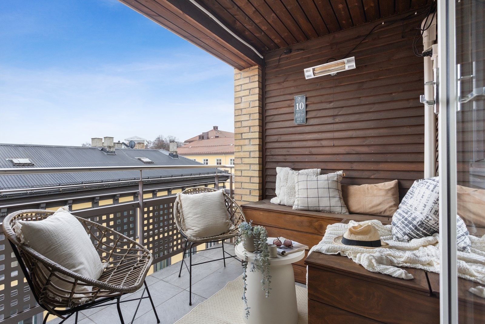 Solrik sørvendt balkong med god plass til hyggelige utemøblement. Balkongen ligger skjermet til med lite innsyn. Her kan du nyte lange sommerdager fra tidlig morgen, til sent på kveldstid. Galleribilde