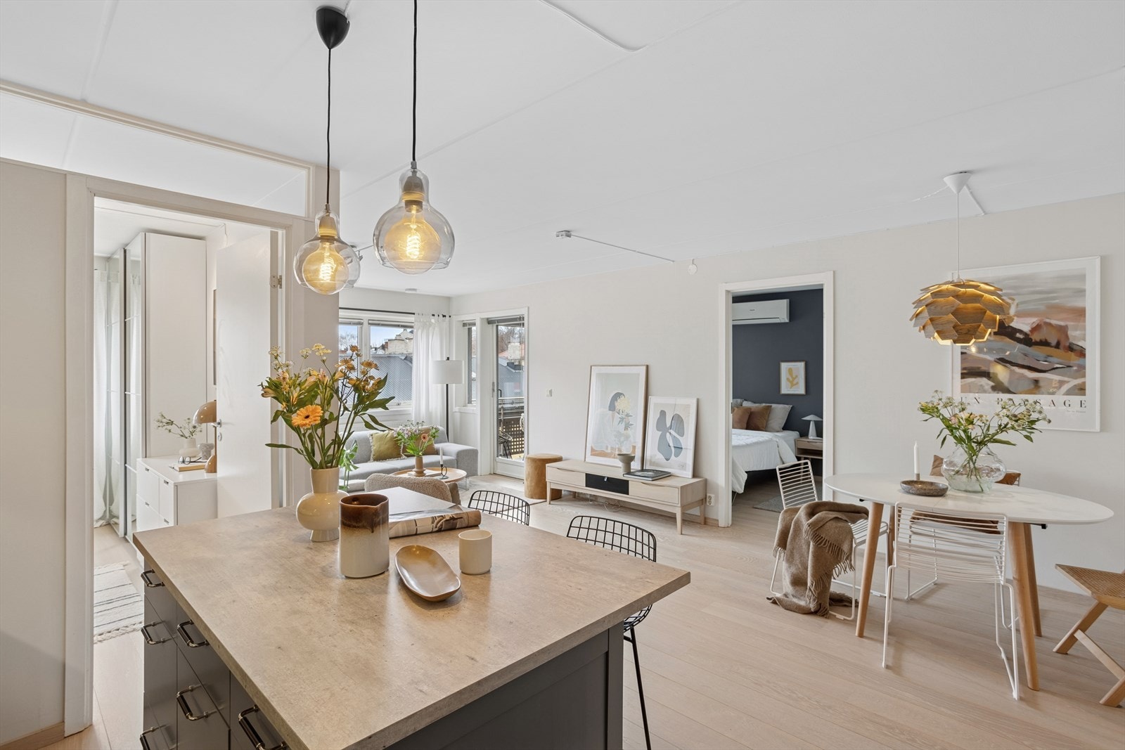 Kjøkkenet har plass til både kjøkkenøy og spisebord. Kjøkkenet er snekkerbygd med gode løsninger fra 2018. Galleribilde