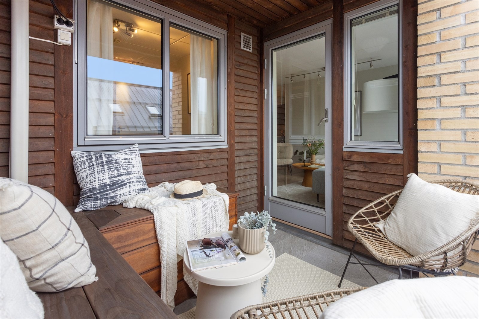 I 2020 ble det lagt nye fliser ute på balkong, samt snekkerbygget oppbevaring/sitteplass. Galleribilde