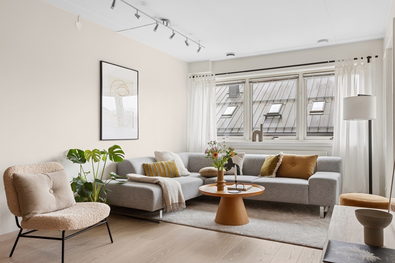 Rommet har en god planløsning med plass til sofagruppe og stort spisebord. Store vindusflater på endeveggen bidrar til god romfølelse og bra lysforhold. Galleribilde