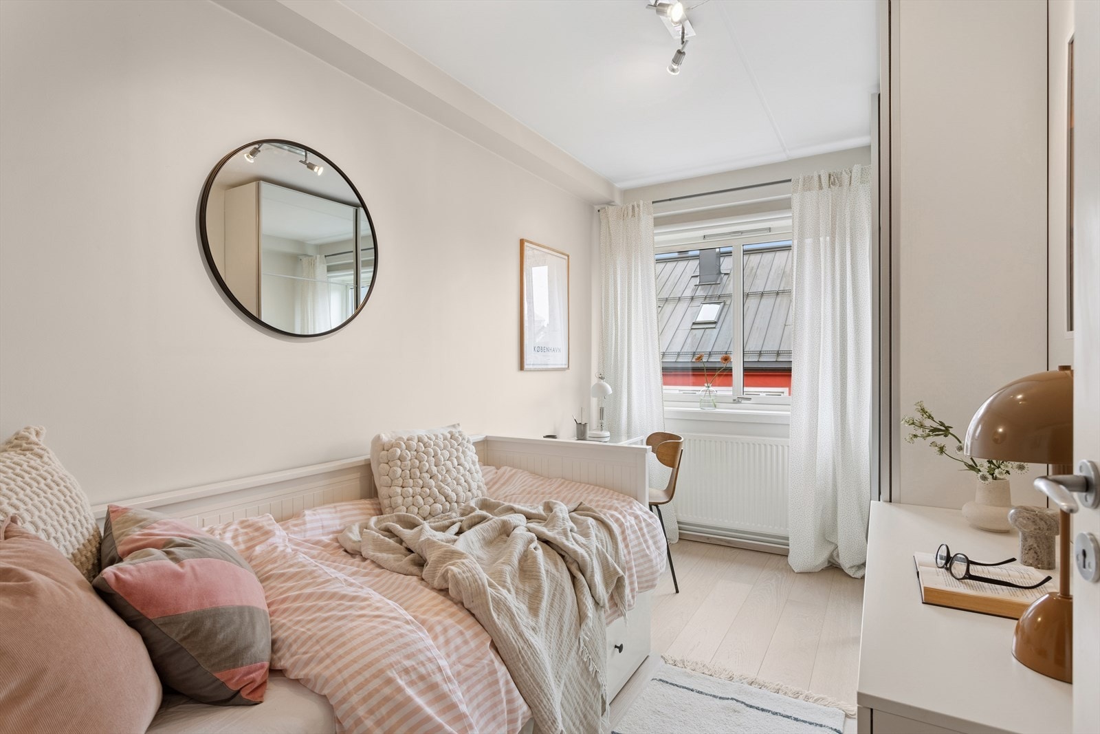 Soverom nummer to er også av romslig størrelse. Galleribilde