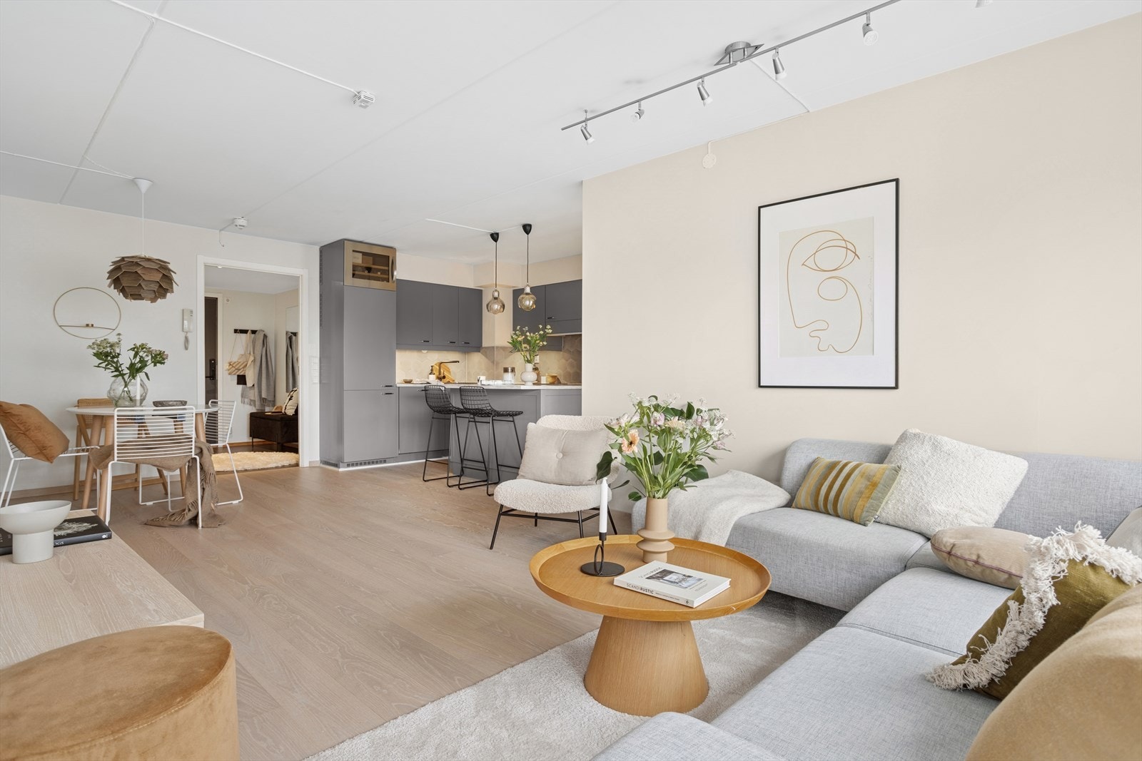 Tiltalende og delikat stue med moderne fargetoner på veggene. Galleribilde