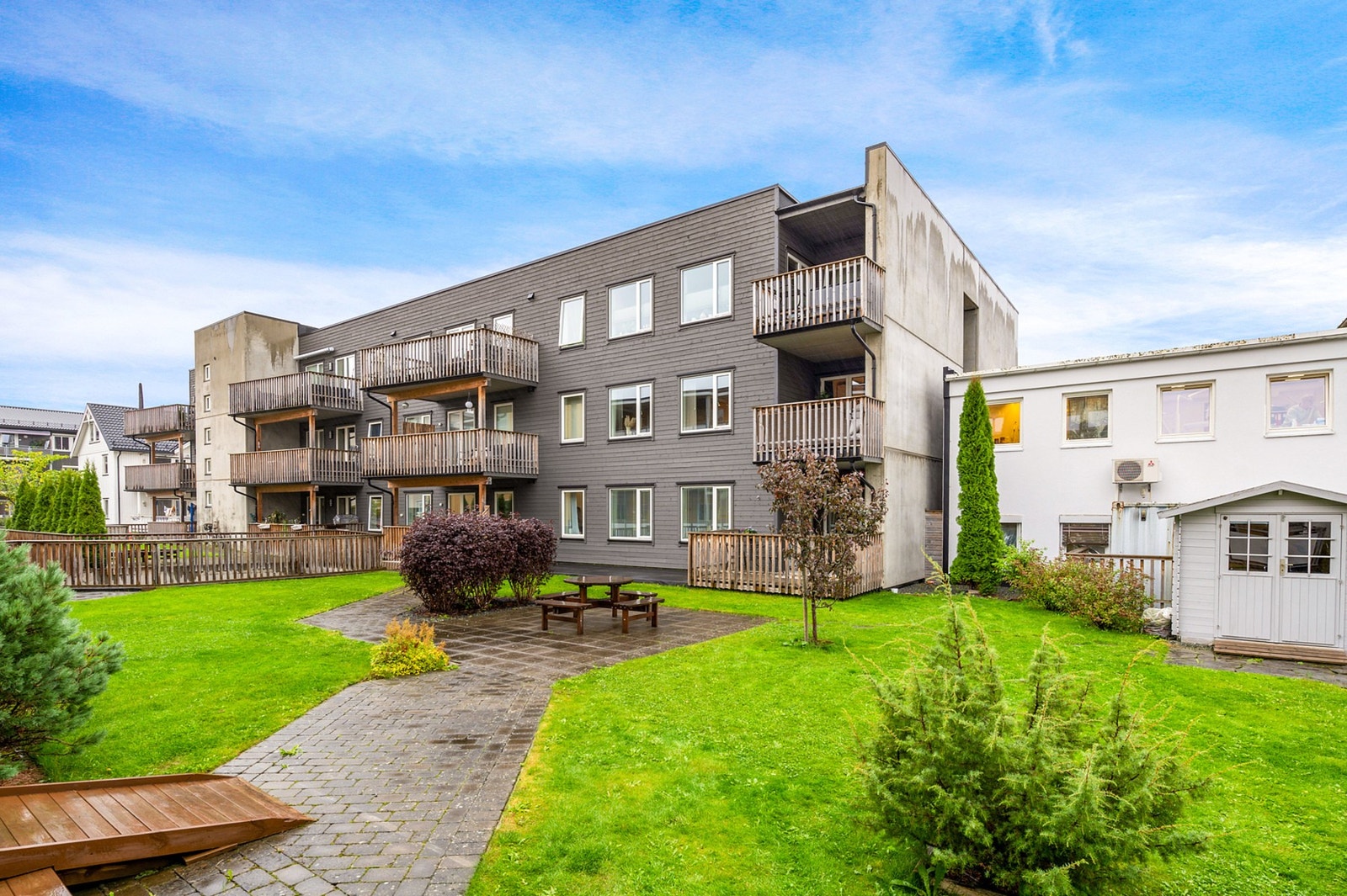 Det er opparbeidet felles tun i bakkant av sameiet. Galleribilde