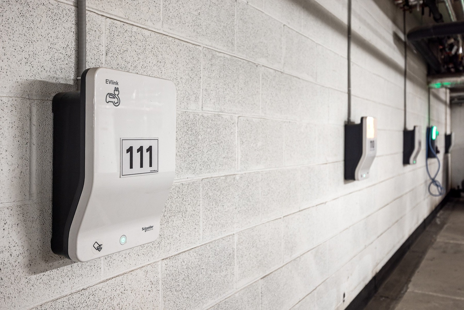 Det er montert ladeboks for elbil på plassen. Galleribilde