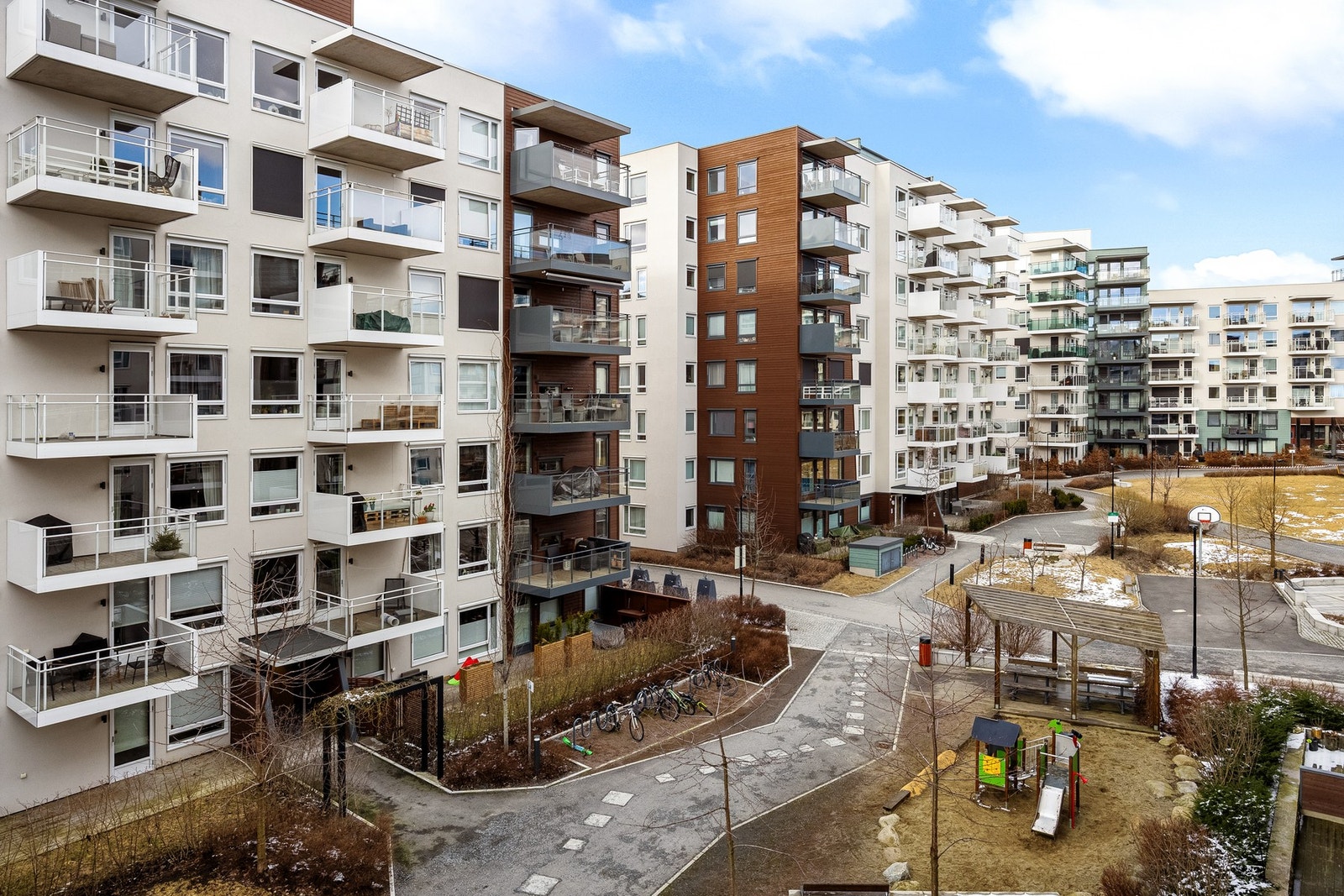 Fra balkongen har du utsyn over rolig, bilfritt fellesområde. Galleribilde